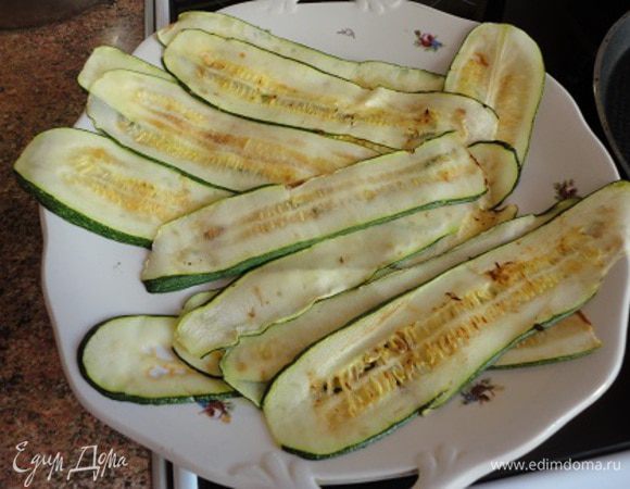 Кабачок ( у меня цукини) нарезать вдоль тонкими полосками и обжарить на сухой сковороде (с антипригарным покрытием) и немного посолить.