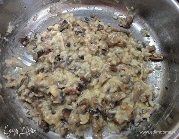 Яйцо соединить со сливками, мукой и добавить к грибам, туда же добавить натертый на мелкой терке сыр. Все перемешать.