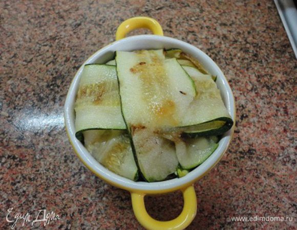 Выложить начинку и подвернуть листочки, закрыв сверху начинку. Запекать в духовке 20 минут при температуре 190 градусов.