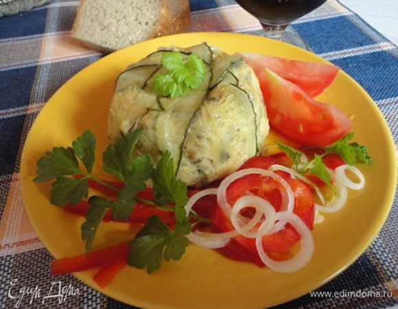 Немного остудить, края слегка поддеть лопаткой или ножом и перевернуть на тарелку.
