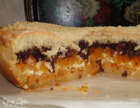 Когда тесто подошло дважды, делим его на две части, каждую раскатываем по размеру формы+ бортики. Количество теста рассчитано на форму диаметром 30 см.
Сковороду смазываем сливочным маслом, посыпаем мукой.
Укладываем тесто в форму и, затем, начинку в такой последовательности:
0,5 ст. варенного до полуготовности длинного риса
кырт
4 сваренных вкрутую и мелко нарезанных яйца
курага
изюм
Всё это залить 500 гр. растопленного масла.
Сверху закрыть вторым пластом теста, смазать растопленным сливочным маслом и посыпать крошкой из сливочного масло и муки.
Выпекать около часа при 200*С до золотистой корочки.