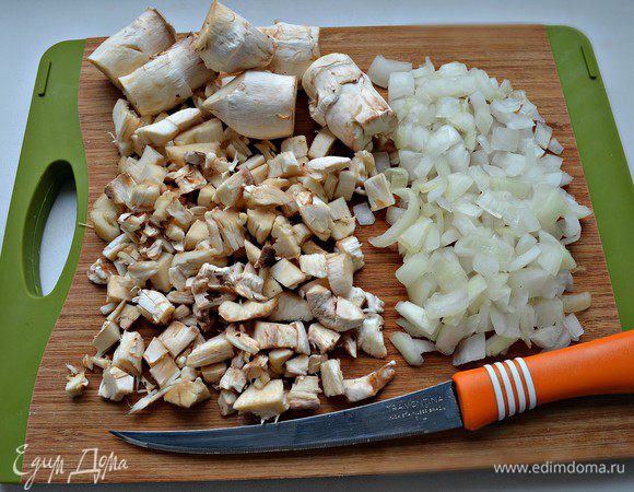 Лук мелко порубить. Ножки отделить аккуратно от шляпок и нарезать небольшими кусочками.