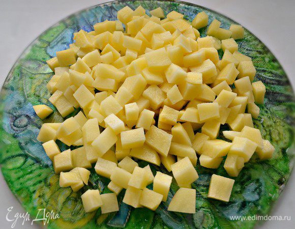 Картофель очистить, нарезать маленькими кубиками.