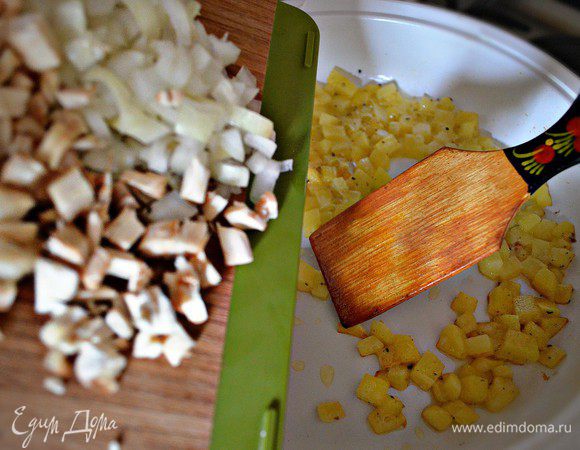 Картофель обжарить при постоянном помешивании на растительном масле около 5 мин. Затем добавить лук и мелко порезанные ножки грибов и жарить до готовности (около 7 мин). Приправить солью, чёрным молотым перцем.