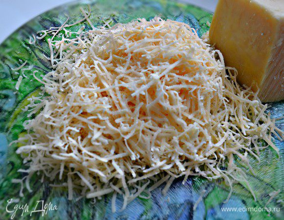 Сыр натереть на мелкой тёрке.