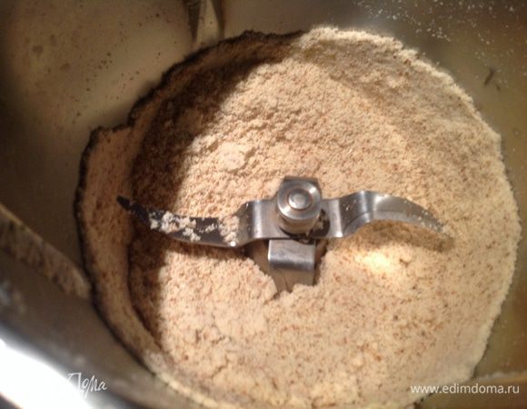 Духовку разогрейте до 170 градусов.

Миндаль нужно размолоть в муку.