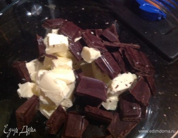 Шоколад и сливочное масло растопите на водяной бане или в микроволновке. Перемешайте и немного остудите.