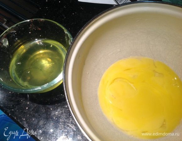 Белки отделите от желтков.
