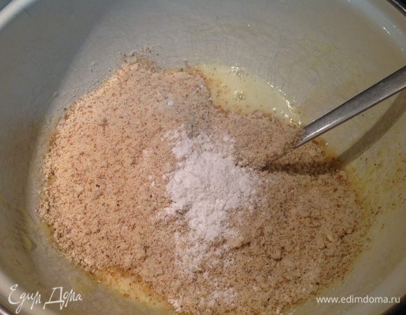 Желтки разотрите с сахаром, миндалем, разрыхлителем и ромом.