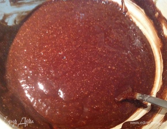 Добавьте шоколадную смесь и хорошо перемешайте.