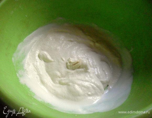 Смешать манку со сметаной. Оставить на 1 час для набухания.