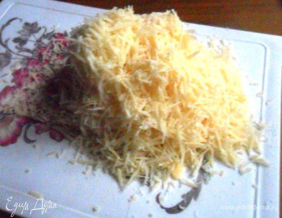 Сыр натереть на тёрке.