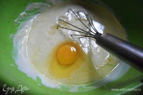 К набухшей манке добавить яйцо, масло и немного взбить.