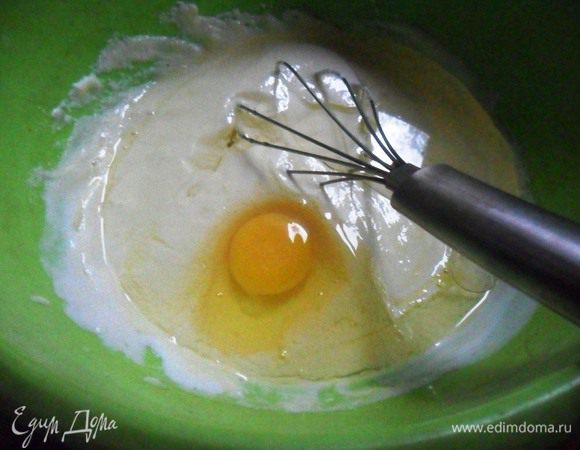 К набухшей манке добавить яйцо, масло и немного взбить.