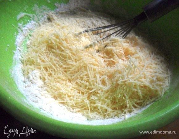 Добавить сыр и замесить тесто.