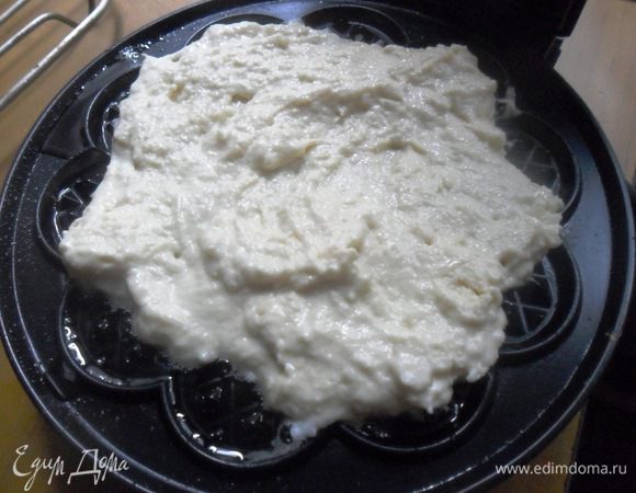 Вафельницу разогреть. Смазать маслом. Выложить 2 ст л теста.