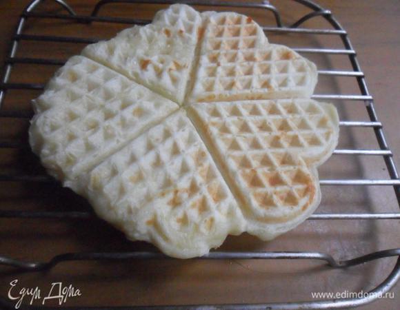 Выпекать до сигнала. Немного остудить на решётке.