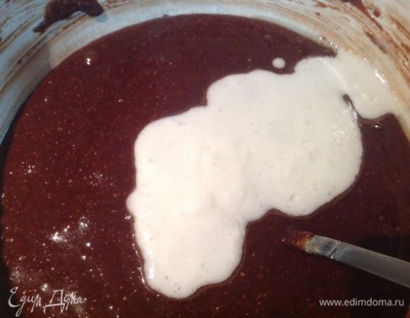 и добавьте в шоколадную смесь. Аккуратно вмешайте от краев к центру.