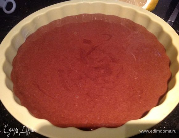 Влейте тесто в смазанную маслом форму и выпекайте в духовке 45 минут.