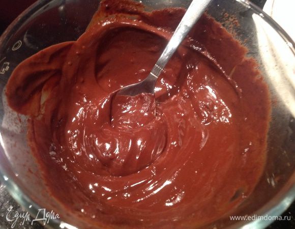 Приготовьте глазурь: растопите шоколад с молоком, хорошо перемешайте.