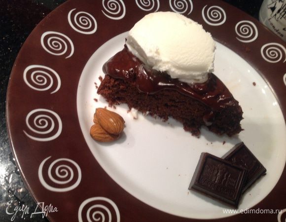 Подавайте горячим, полив шоколадной глазурью с шариком мороженого.