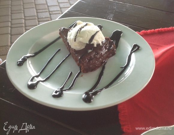 А вот так подавали тортик в том кафе.

Приятного аппетита!!!