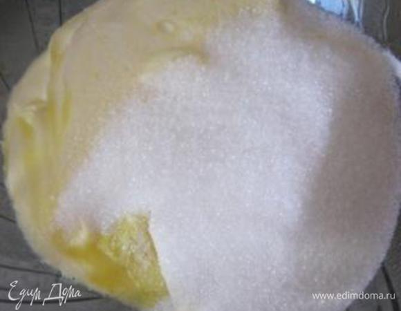 В большой миске взбить венчиком сливочное масло (размягченное) с сахаром.