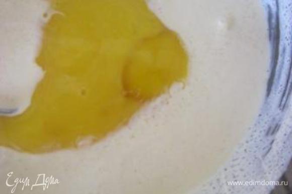 Белки отделить от желтков. Желтки влить в миску с сливочно-сахарной смесью. Перемешать.
