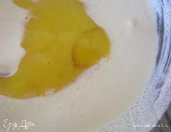 Белки отделить от желтков.
Желтки влить в миску с сливочно-сахарной смесью.
Перемешать.