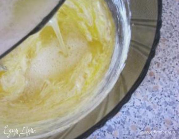 Белки взбить отдельно и добавить в миску, к тесту.