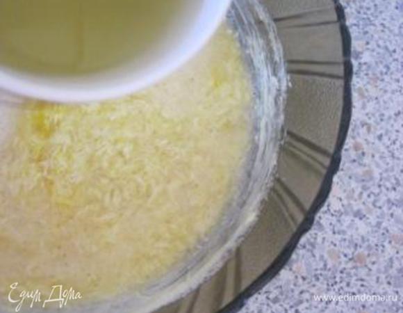 Влить ананасовый сироп.