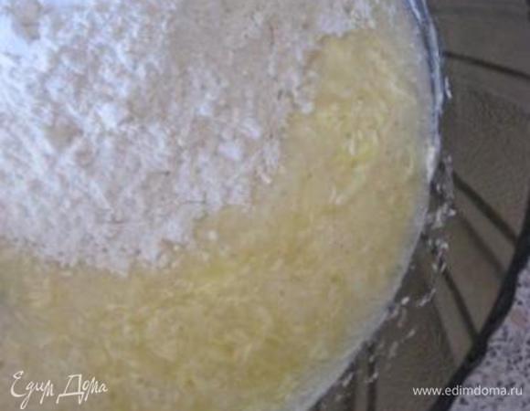 Добавить муку, соль и разрыхлитель.
Тесто получится, как густая сметана.
