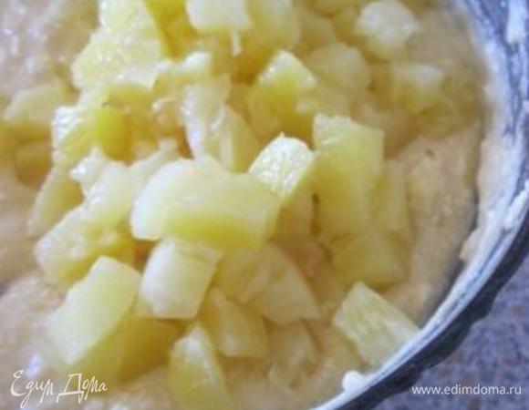 Добавить банку ананасов , нарезанных кубиками.
Аккуратно перемешать.

* Банка - 570 г