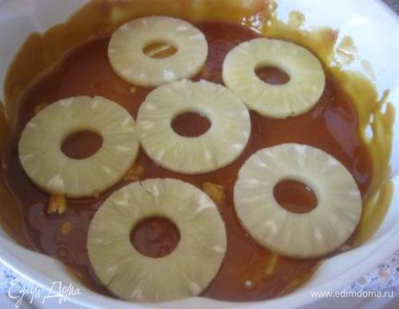 Карамель:
В сковороду с толстым дном всыпать сахар.
Растопить до карамельного цвета и до исчезновения комочков.
Влить карамель в форму и быыыстро равномерно распределить по дну и бокам.
Сверху выложить кольца ананасов.

* Диаметр формы - 26 см.