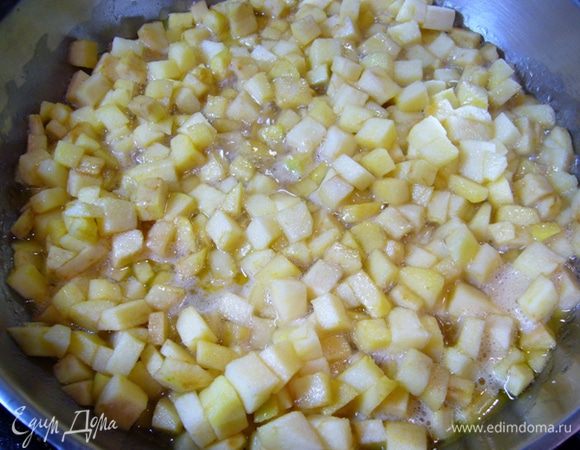 Яблоки очистить от кожицы, семена удалить, мелко нарезать.
Отправить яблоки в сковороду с маслом, добавить оба вида сахара, коньяк. Тушить на среднем огне, пока яблоки не станут мягкими.
