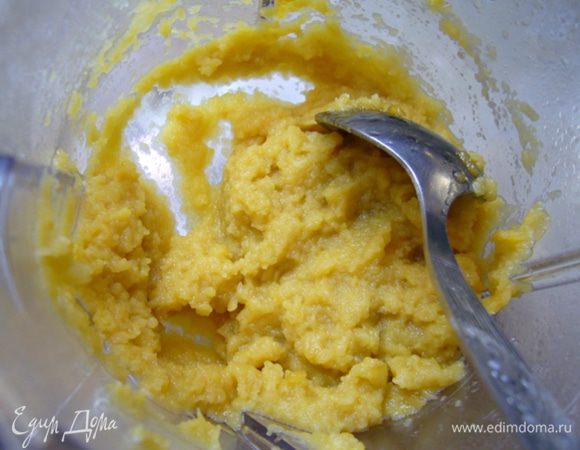 Измельчить яблоки блендером до состояния пюре. Остудить.
Орехи обжарить на сухой сковороде.