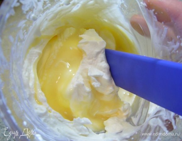 Сливки взбить в воздушную массу, аккуратно ввести сгущенное молоко. Поставить в холодильник.

