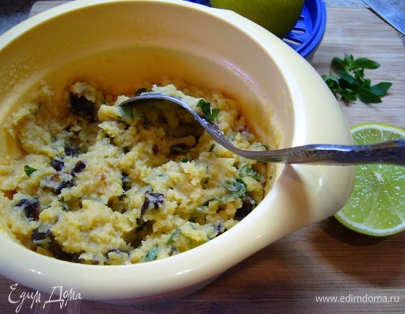 Чернослив и мелиссу мелко порубить. Выжать сок из лимона. Добавить чернослив, мелиссу, лимонный сок в остывшее яблочное пюре.