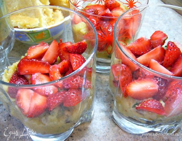 Порубить обжаренные орехи, измельчить печенье, клубнику разрезать на четыре части.
В стаканчики выложить немного печенья с орехами, сверху – яблочное пюре и клубнику.
Затем – снова слой печенья с орехами.
Далее – слой взбитых сливок.
Снова присыпать печеньем с орехами, украсить мелиссой и клубникой.
