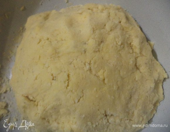 Сливочное масло на ночь положить в морозилку.
Просеять муку в миску, на муку натереть на мелкой тёрке сыр и хорошо охлаждённое сливочное масло.
Добавить желтки, соль. сахар, белый перец и замесить тесто. 
Положить тесто на 2 часа в холодильник.