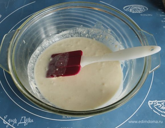 В теплую воду добавить муку, смешанную с дрожжами, перемешать и оставить на 5-10 минут.
