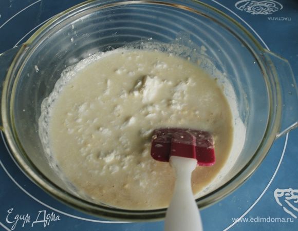 Кефир (у меня простокваша) нагреть до 37 С, добавить в опару. 