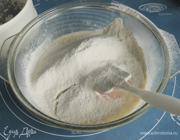 Просейте муку, хорошо вымесите. Оставить на 25 минут.

