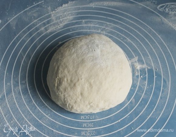 Далее нужно еще раз вымесить до шелкового состояния.