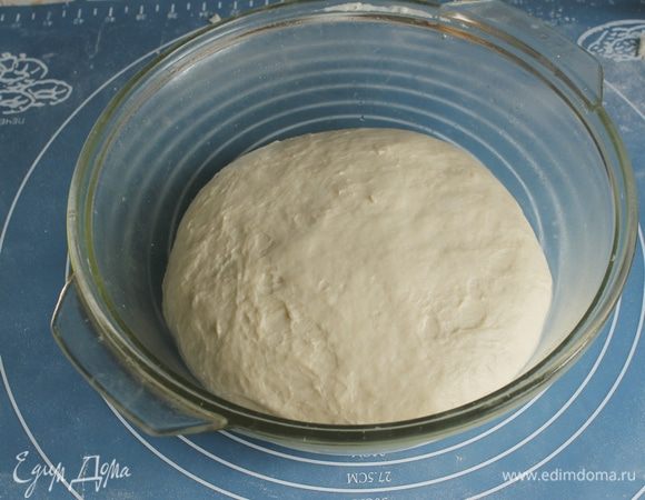 Тесто липкое. Свернуть тесто в тугой шар на присыпанном мукой столе и уложить в смазанную маслом посуду.