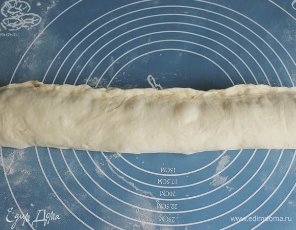 Дать тесту 40 мин. постоять при 35 С или пока не удвоится в объеме.

Далее тесто обмять, свернуть в шар и оставить на столе в покое на 15 мин.

Раскатать шар в прямоугольник, скрутить в длинный рулет, защипнуть края .