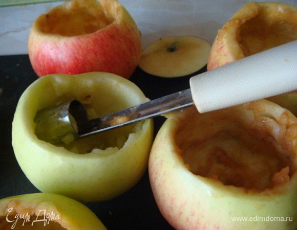 Яблоки 5 шт. любых  сортов какие у вас есть, снять верхи очистить от середины, сначала ложечкой, а потом оч. удобно до тонких стеночек вот таким приспособлением.