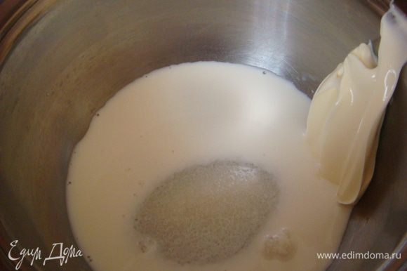 Для крема: в сотейник влить молоко 100 мл.+2 ст.л. сыр плавленый, + 2 ст.л. сахара ванильного (делаю сама в сахар + ванильный стручок и так настаивается в контейнере).