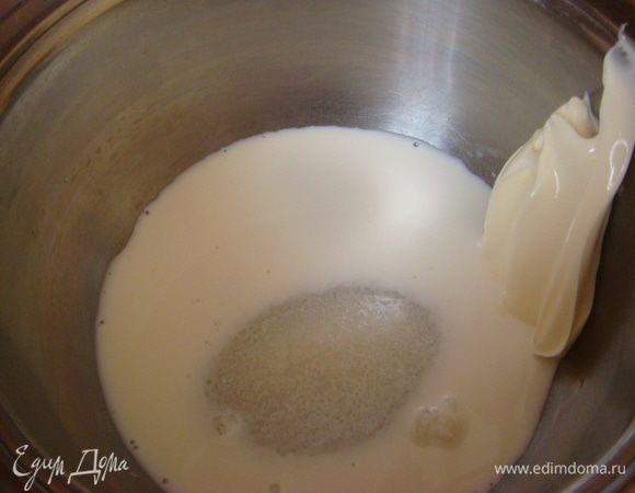 Для крема: в сотейник влить молоко 100 мл.+2 ст.л. сыр плавленый, + 2 ст.л. сахара ванильного (делаю сама в сахар + ванильный стручок и так настаивается в контейнере).