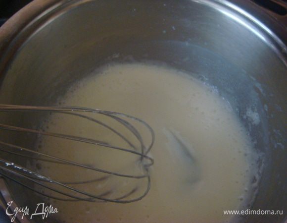 Варить, не доводить до кипения, помешивая, до загустения на медленном огне.